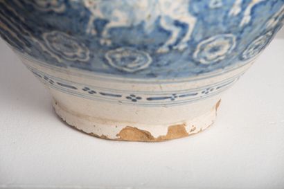 null ESPAGNE, SEVILLE (?)

Important vase ovoïde en faience à décor en camaïeu bleu...