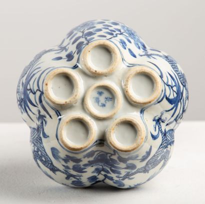 null CHINA.

Porcelain flower pot with blue monochrome decoration of two dragons...