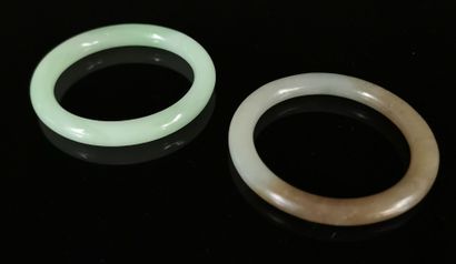null CHINE.

Deux bracelets en jade.

D_7,8 cm et 8,1 cm