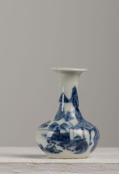 null CHINE ou VIETNAM.

Vase en porcelaine à décor en bleu sous couverte de pagode...