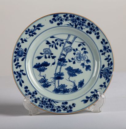 null CHINA.

Set of three porcelain plates, one polychrome, the two others in blue...