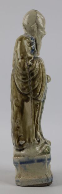 null CHINE.

Statuette en grès émaillé figurant Shou-Lao tenant la pêche de longévité.

H_28...