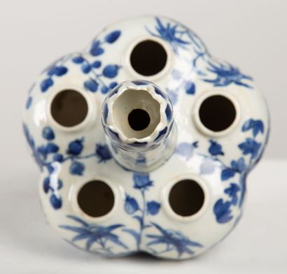null CHINA.

Porcelain flower pot with blue monochrome decoration of two dragons...