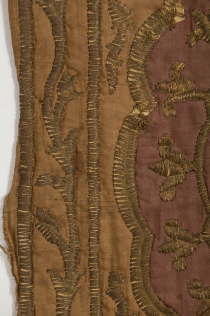 null Ottoman door.

Embroidered satin and metallic threads.

Turkey, Ottoman Empire,...