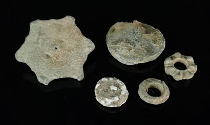  Ensemble de cinq monnaies antiques dont des rouelles gauloises. 
L_2 cm à 5,2 c...