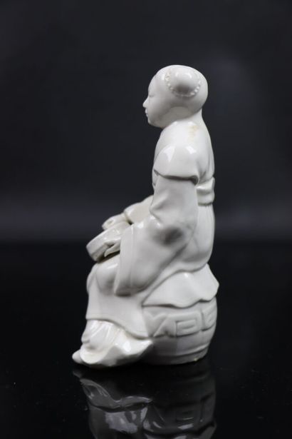 null CHINA.

Group and statuette in white porcelain, one with two characters.

H_17cm...