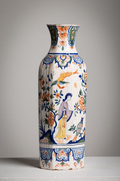 null DELFT, in the taste of.

Vase with cut sides and polychrome decoration of a...