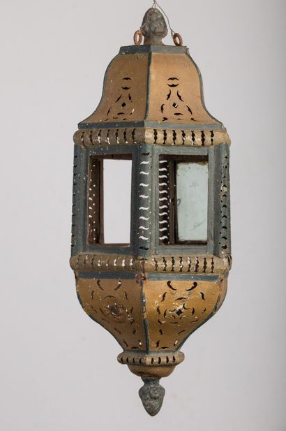 null Lantern in polychrome tin.

19th century.

H_58 cm L_25 cm, most of the glasses...