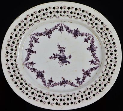 null CHINE de commande.

Plat en porcelaine, l'aile ajourée, à décor manganèse et...