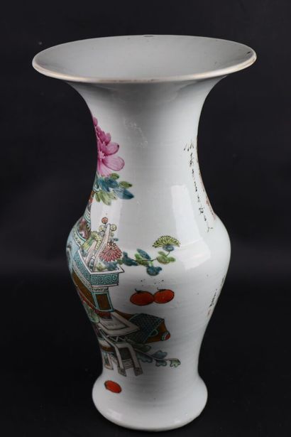 null CHINE.

Vase en porcelaine à décor polychrome de mobilier chinois.

Début du...