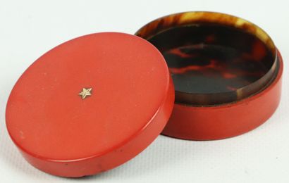 null Circular box in red lacquer, the interior in brown tortoiseshell.

The lid decorated...