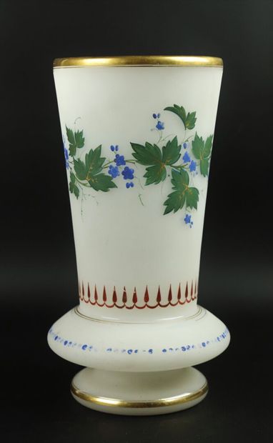 Vase en opaline blanche à décor de lierre....