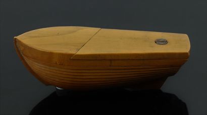 null Snuffbox with system, in the shape of a carved wooden boat.

Work of 206-Objets...