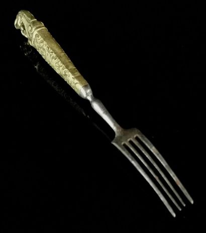 null Antique fork, the handle in bronze decorated with a finely chiseled chimera.

L_17,3...