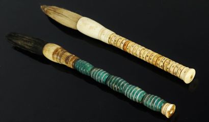 null CHINA.

Two calligrapher's brushes in bone.

L_28,5 cm and 26,5 cm