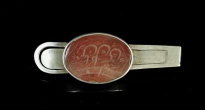 null Silver tie clip, decorated with an agate or carnelian engraved with a tugra.

Ottoman...