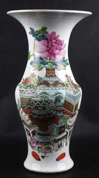 CHINE. 
Vase en porcelaine à décor polychrome...