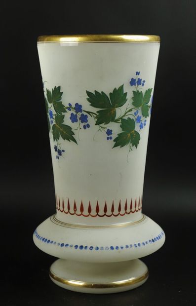 null Vase in white opaline with ivy decoration.

Napoleon III period.

H_28 cm