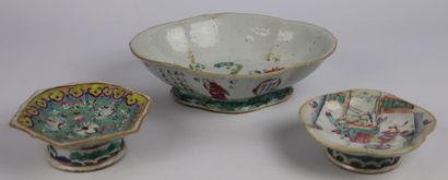 null CHINA, Canton.

Set of three porcelain cups with polychrome decoration of characters...