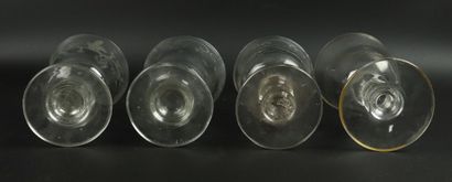 null Ensemble de quatre verres en verre gravé, l'un à décor en dorure -passée- marqué...