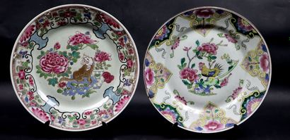 null SAMSON, in the taste of China.

Two plates in polychrome porcelain, one decorated...