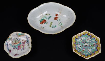 null CHINA, Canton.

Set of three porcelain cups with polychrome decoration of characters...
