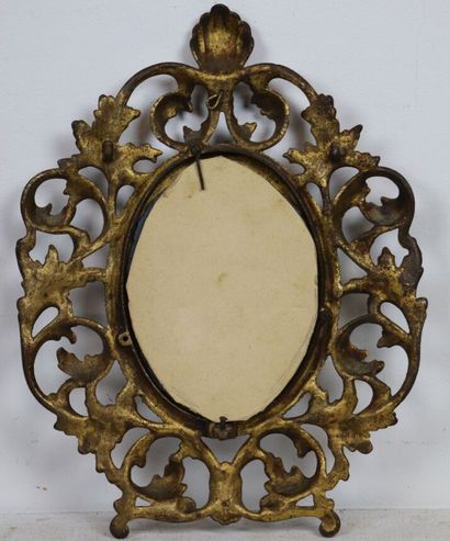 null Cadre en fonte dorée, formant miroir.

H_28,5 cm L_21,5 cm