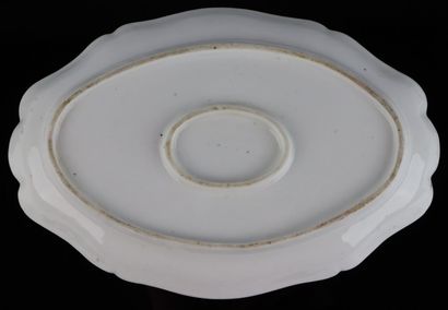 null PORCELAIN.

Set of old porcelain including : 

a white porcelain hanger.

L_22...