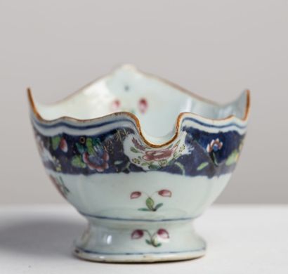 null CHINE.

Saucière en porcelaine à décor polychrome de scène de cour.

XVIIIème...