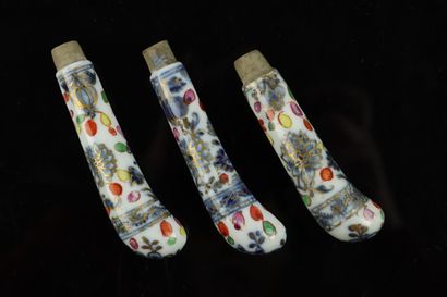 null ALLEMAGNE.

Trois manches de couteaux en porcelaine polychrome.

XVIIIème siècle.

L_8cm...