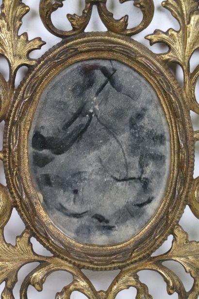 null Gilded cast iron frame, forming a mirror.

H_28,5 cm L_21,5 cm