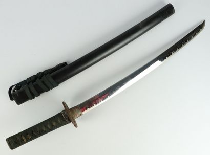 null JAPAN.

Katana sword, the handle trimmed with shagreen and silk braids (?)

Blade...