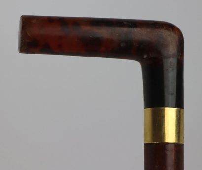 null Cane, the pommel in tortoiseshell, mounted in yellow gold.

Late 19th century...