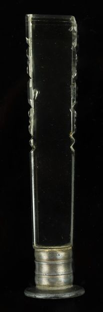 null Sceau ou cachet en cristal taillé et métal argenté.

Vers 1900.

H_9,7 cm, petits...