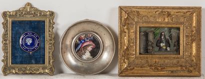 null Enamelled brass knob decorated with a woman in profile.

D_2,8 cm, in a frame...