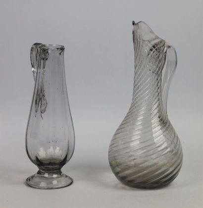 null Two cider jugs in blown glass.

18th century.

H_23,5 cm and 19,5 cm, shock...