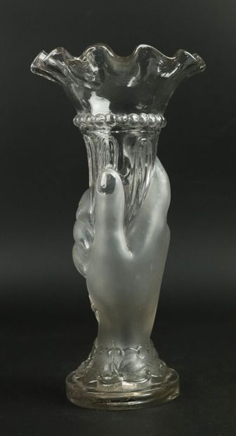 null Vase en verre moulé tenu par une main.

Vers 1900.

H_20,7 cm