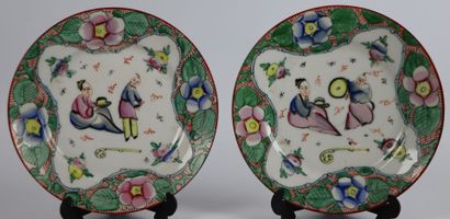 null BAYEUX.

Paire d'assiettes en porcelaine à décor aux chinois.

XIXème siècle.

D_19,8...