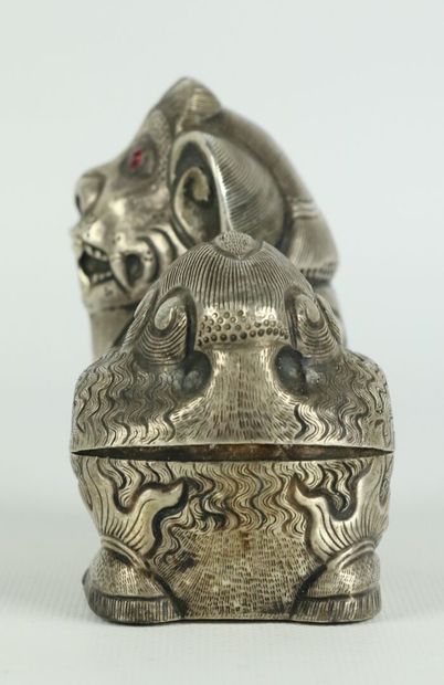 null CAMBODIA.

Betel box in silver low title in the shape of chimera, the eyes encrusted...