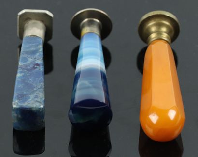null Set of three seals, one in agate, another in lapis lazuli, the third in bakelite...