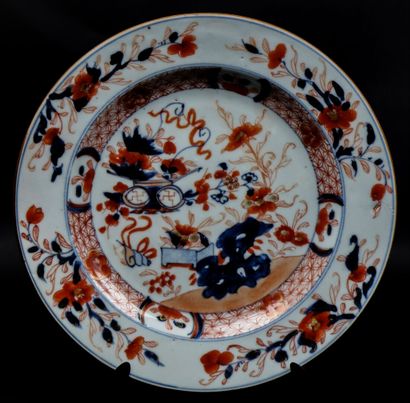 null CHINA and JAPAN.

Set of three plates with Imari decoration.

XVIIIth century.

D_21,6...