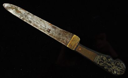 null Oriental knife, the handle in ebony inlaid with brass and bone threads.

It...