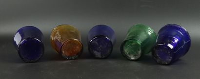 null Suite de cinq lumignons de couleurs en verre, anciens.

H_6,5 cm à 7,2 cm