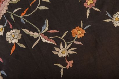 null Silk shawl embroidered with flowers.

L_92 cm, out of fronds, small acciden...