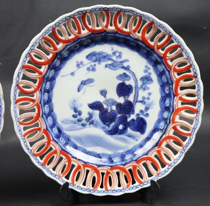 null JAPON.

Trois assiettes en porcelaine, l'aile ajourée, à décor en camaïeu bleu,...