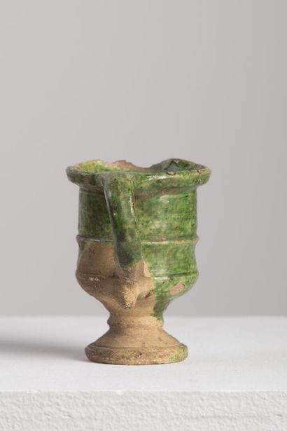 null SAINTONGE.

Pot verseur à décor partiellement émaillé vert.

XVIIème siècle.

H_9,1...