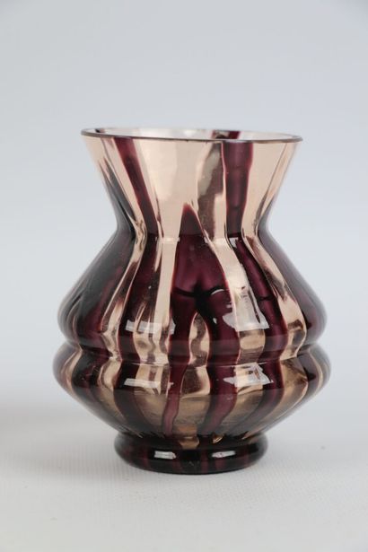 null MURANO.

Vase in free form in purple, blue and colorless glass.

Years 1950-60.

H_25,5...