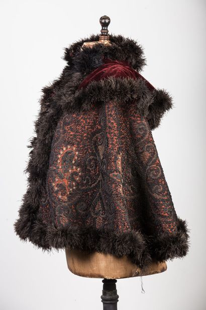 null Small cape richly embroidered, the collar and borders in ostrich feathers.

Accidents...