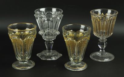 null Ensemble composé de quatre verres.

Deux en cristal dont un rehaussé d'or et...