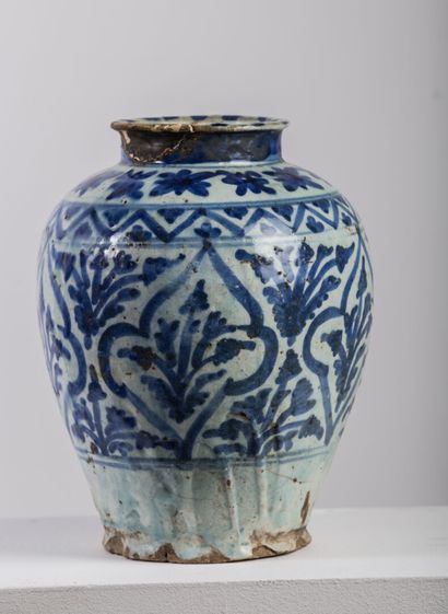 null PERSE.

Ensemble de trois céramiques à décor bleu comprenant un vase, une coupe...